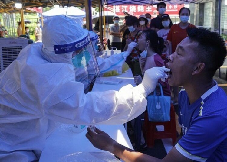 China reporta un rebrote de coronavirus en la ciudad de Cantón y prohibió salir sin una prueba negativa