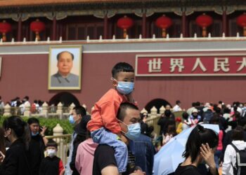 China permitirá a parejas tener un tercer hijo debido a la caída de la natalidad