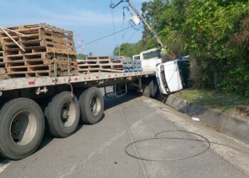 Se reporta un lesionado tras grave accidente entre una rastra y un pick up en carretera Panamericana