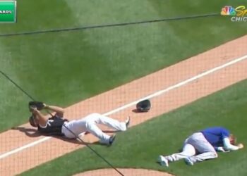 (VIDEOS) Dos jugadores de béisbol chocan violentamente y quedan tendidos en el campo
