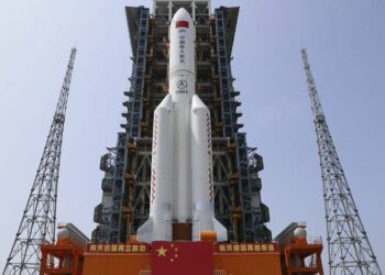 El cohete chino fuera de control se aproxima a la Tierra y no se sabe dónde impactará