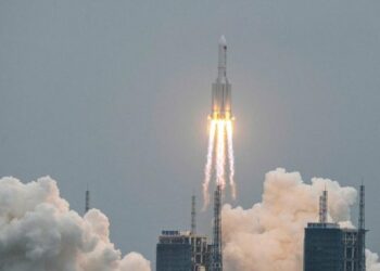 El Pentágono está monitoreando la trayectoria de un cohete chino fuera de control