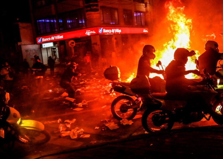 (VIDEO) Noche de caos en Bogotá termina con incendio de puestos policiales