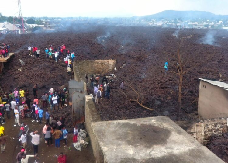 Evacúan a miles en RD Congo por erupción de volcán Nyiragongo