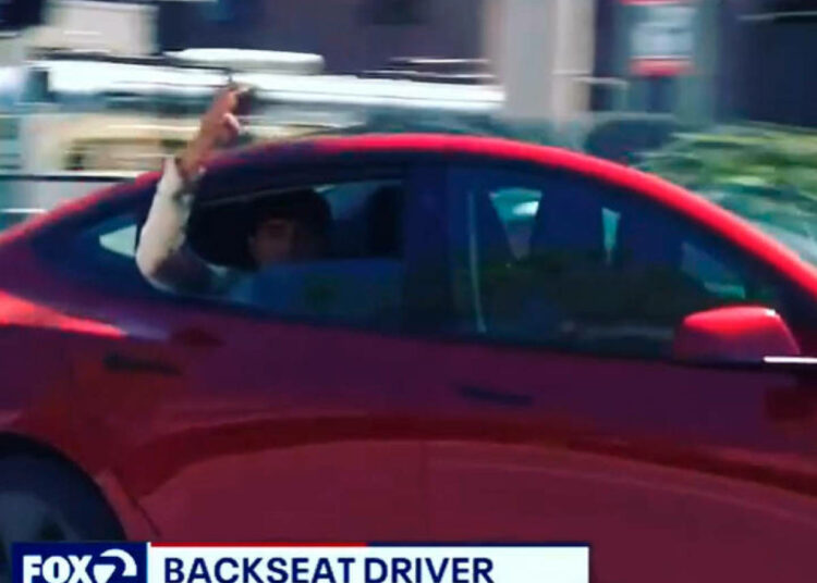 El conductor de un Tesla es detenido por sentarse en el asiento trasero sin nadie al volante