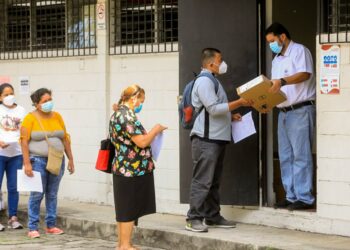 Gobierno beneficia a 2 centros educativos de Zaragoza con entrega de computadoras