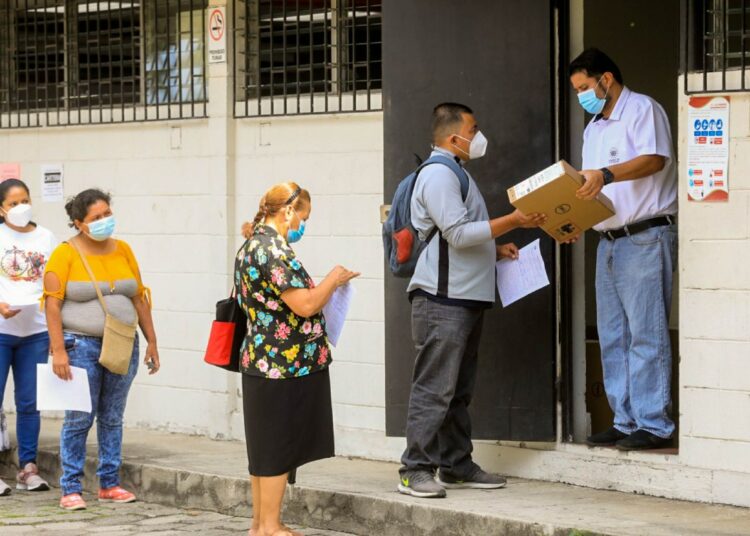 Gobierno beneficia a 2 centros educativos de Zaragoza con entrega de computadoras