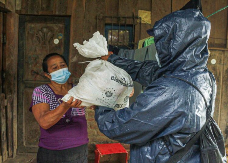 Paquetes alimentarios son entregados a familias afectadas por pandemia en Apaneca, Ahuachapán