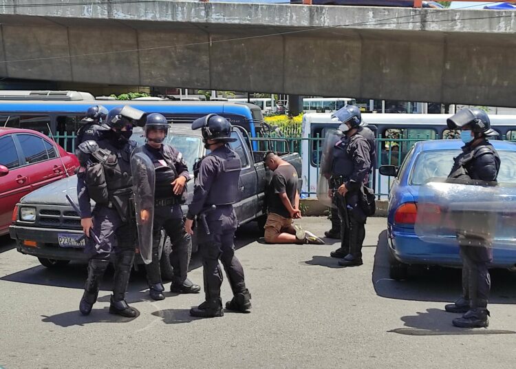 Piedras, asaltos y capturas en los alrededores del estadio Cuscatlán previo a la final Alianza – Fas