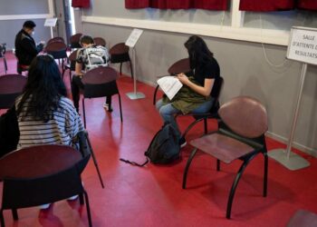 Francia reinició las clases presenciales y habilitó más viajes interiores en el primer día del desconfinamiento