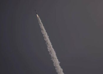 El grupo Hamas disparó un potente misil con 250 kilómetros de alcance contra el segundo mayor aeropuerto de Israel