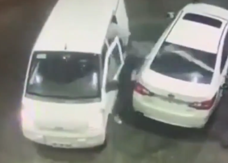 (VIDEO) Evita ser robado en una gasolinera rociando a los ladrones con combustible