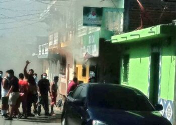 Se incendia mini súper en Apastepeque, San Vicente