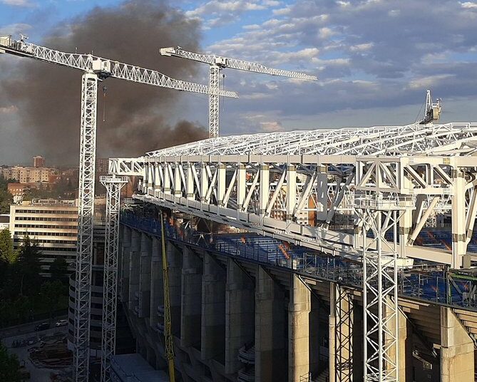 (VIDEO) Incendio en las obras del estadio Santiago Bernabéu