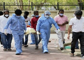 Pese a que los contagios en India disminuyeron sigue registrando más de 300.000 casos y 3.800 muertes diarias por coronavirus