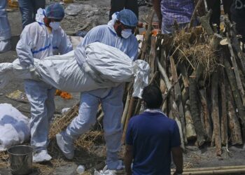 Nuevo récord de muertes diarias y los casos volvieron a aumentar en la India