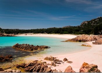 Un hombre vivió 32 años en una isla italiana y ahora es obligado a abandonarla