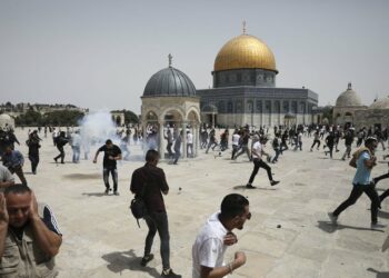 Nuevos choques entre palestinos y la Policía israelí en Explanada de las Mezquitas