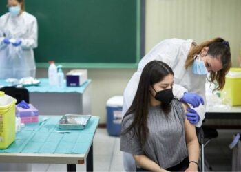 En Italia una estudiante de medicina recibió por error seis dosis de la vacuna de Pfizer