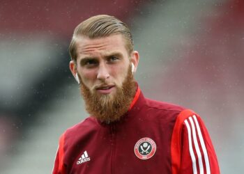 (VIDEO) Un jugador del Sheffield United de la Premier League golpeó a una persona en la calle, fue grabando y terminó arrestado