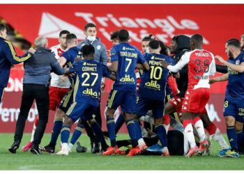 Jugadores del Mónaco y el Lyon protagonizaron pelea al finalizar el partido
