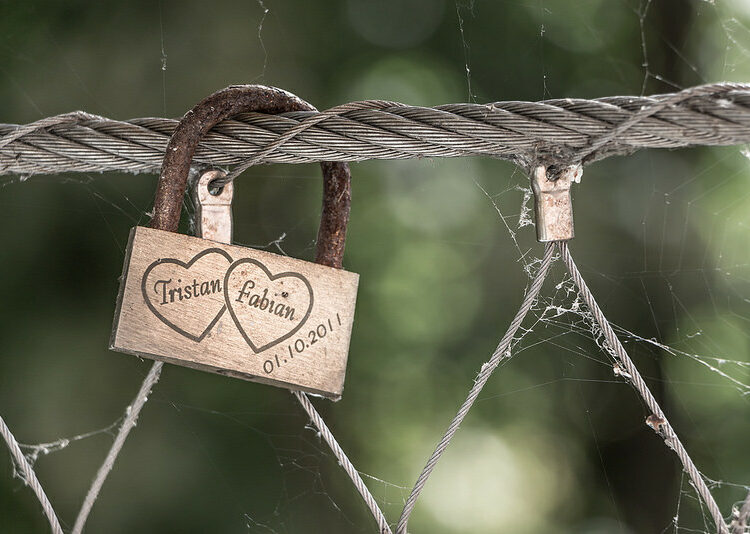 (VIDEO) Una ‘tiktoker’ recorre más de 9.500 km tras separarse, para quitar un candado de amor que dejó en una atracción turística con su exnovio