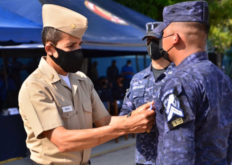 Miembros de la Fuerza Aérea son condecorados por su trabajo humanitario
