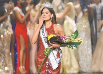 Una corona con 1,725 diamantes y otros premios que recibió Andrea Meza tras coronarse Miss Universo 2021