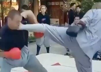 (VIDEO) Monje shaolín derriba de una patada en la cara a un luchador de MMA y causa furor en internet