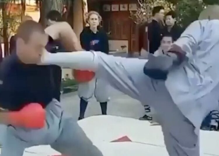(VIDEO) Monje shaolín derriba de una patada en la cara a un luchador de MMA y causa furor en internet