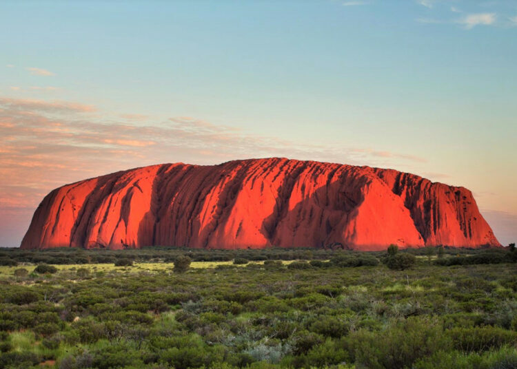 Un astronauta publica la foto de un monte sagrado australiano desde el espacio