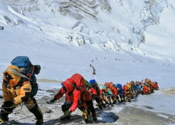 Un estadounidense y un suizo murieron por agotamiento y ceguera de las nieves en el monte Everest