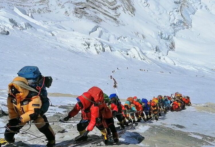 Un estadounidense y un suizo murieron por agotamiento y ceguera de las nieves en el monte Everest