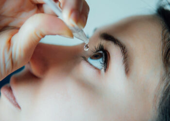 Mujer confunde pegamento instantáneo con gotas humectantes, estuvo a punto de perder la visión en un ojo