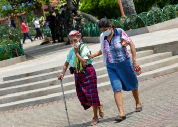 Salud toma 500 pruebas PCR para detectar covid-19 en Nahuizalco