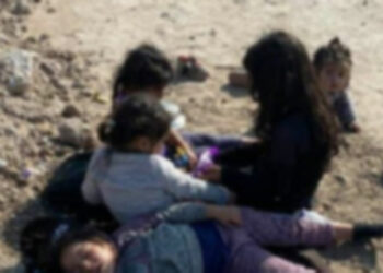 (VIDEO) Cinco niñas migrantes abandonadas por coyotes son rescatadas a orillas del Río Grande, Texas