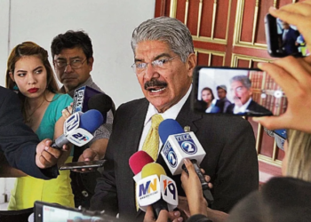 Norman Quijano afirma sentirse «perseguido político» desde Honduras