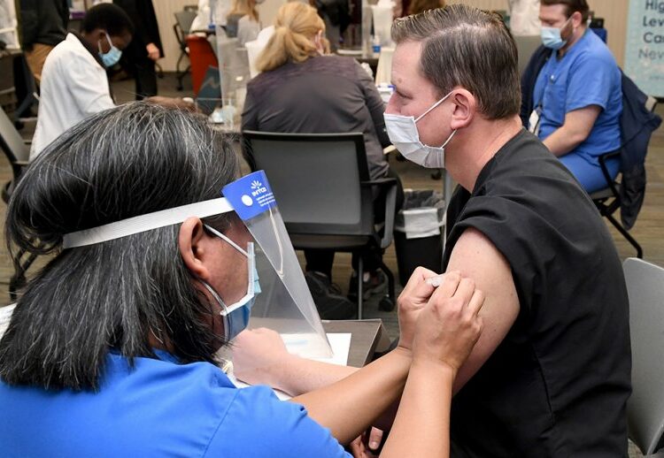 Ohio sorteará cinco premios de un millón de dólares entre las personas que se vacunen contra el COVID-19 en ese estado de EE.UU.