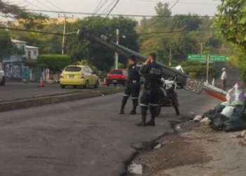 Se reporta tráfico pesado debido a poste caído en colonia Zacamil