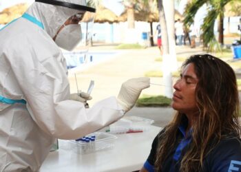 Gobierno realiza pruebas de COVID-19 a deportistas que participarán en el mundial de surf