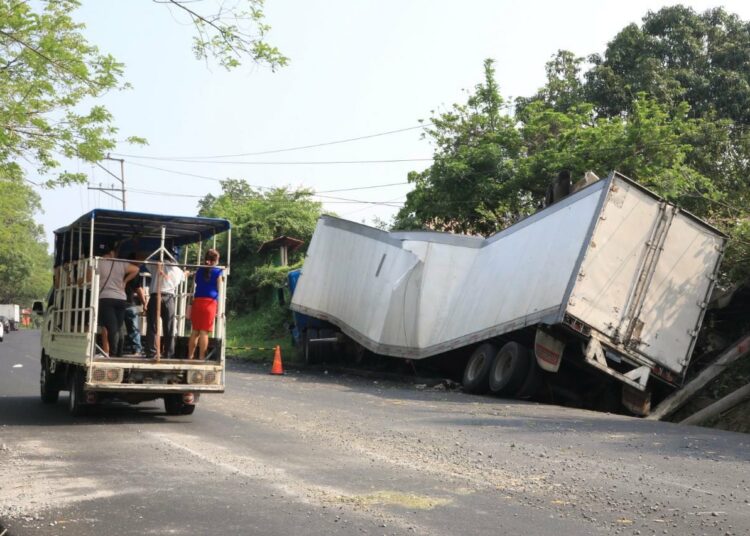 Rastra se accidenta sobre carretera Panamericana y genera caos vehicular hacia Santa Ana