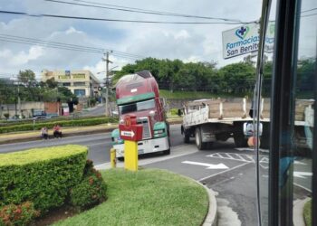 Tráfico pesado por rastra quedada en bulevar Los Próceres