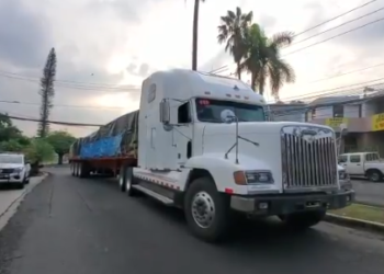 Se reporta tráfico pesado sobre el Salvador del Mundo por rastra varada