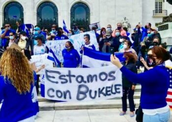 Comunidad salvadoreña se concentra frente a la OEA en EE.UU. en apoyo al presidente Bukele