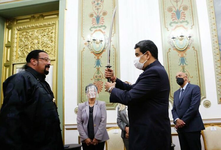 Steven Seagal visitó al presidente de Venezuela Nicolás Maduro