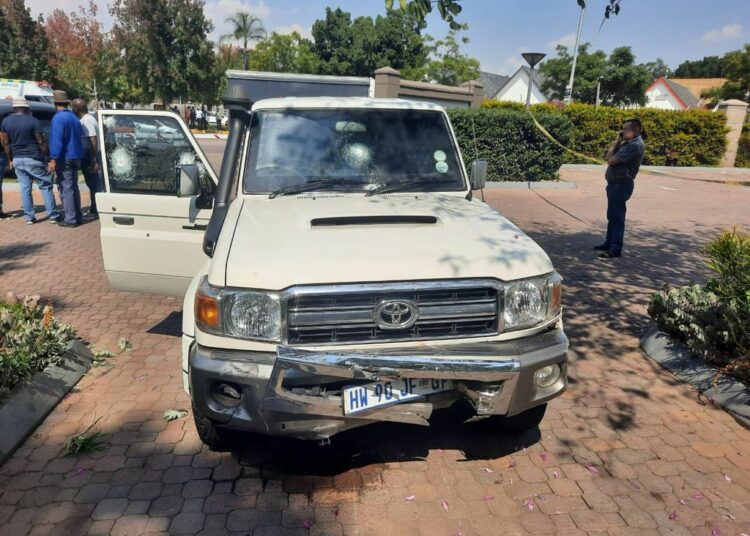 (VIDEO) En Sudáfrica un grupo de delincuentes trataron de asaltar un vehículo blindado