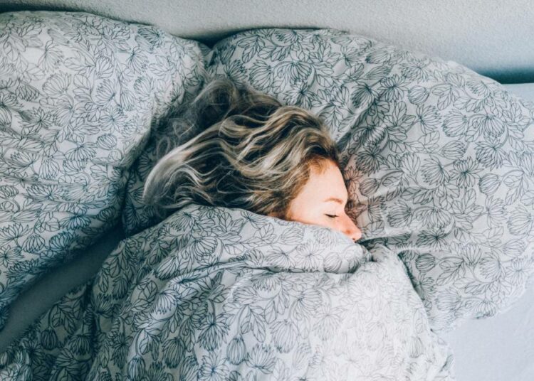 Una nueva teoría basada en la inteligencia artificial explica por qué nuestros sueños son a veces tan extraños