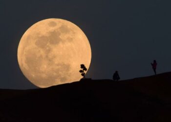 Así se ve la ‘superluna de las flores’ en el momento de su máxima aproximación a la Tierra