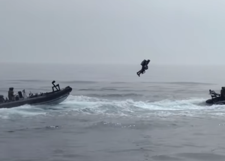 (VIDEO) Militares británicos prueban con éxito trajes voladores y muestran cómo podrían ser las operaciones militares del futuro