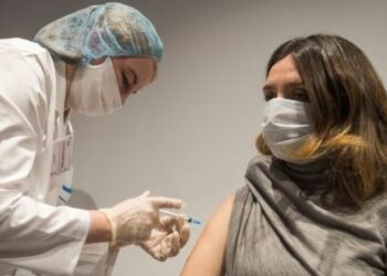 La OMS aseguró que las vacunas disponibles son eficaces contra “todas las variantes” del COVID-19